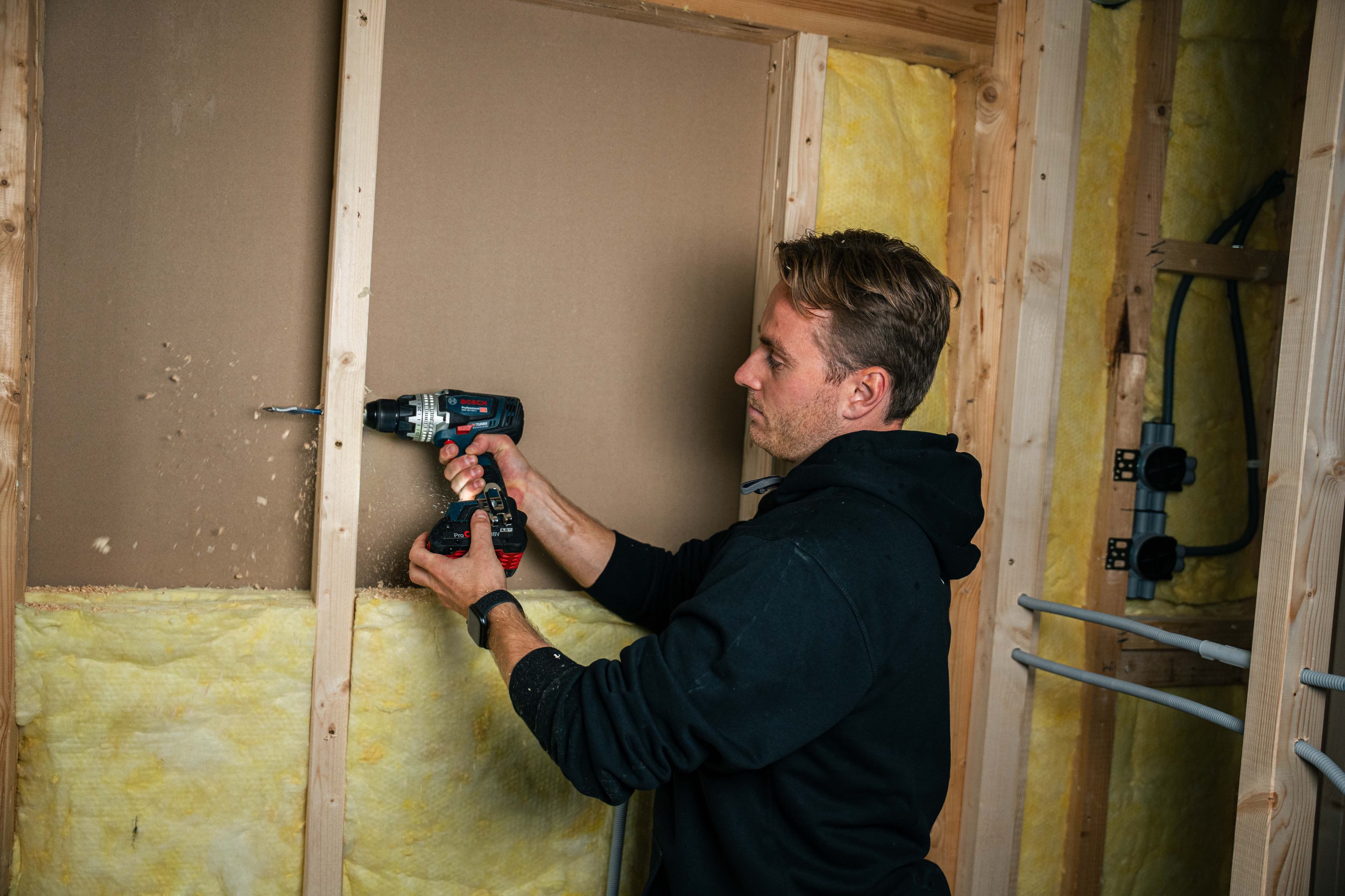 Elektriker sjekker elektrisk anlegg under oppussing i Bergen